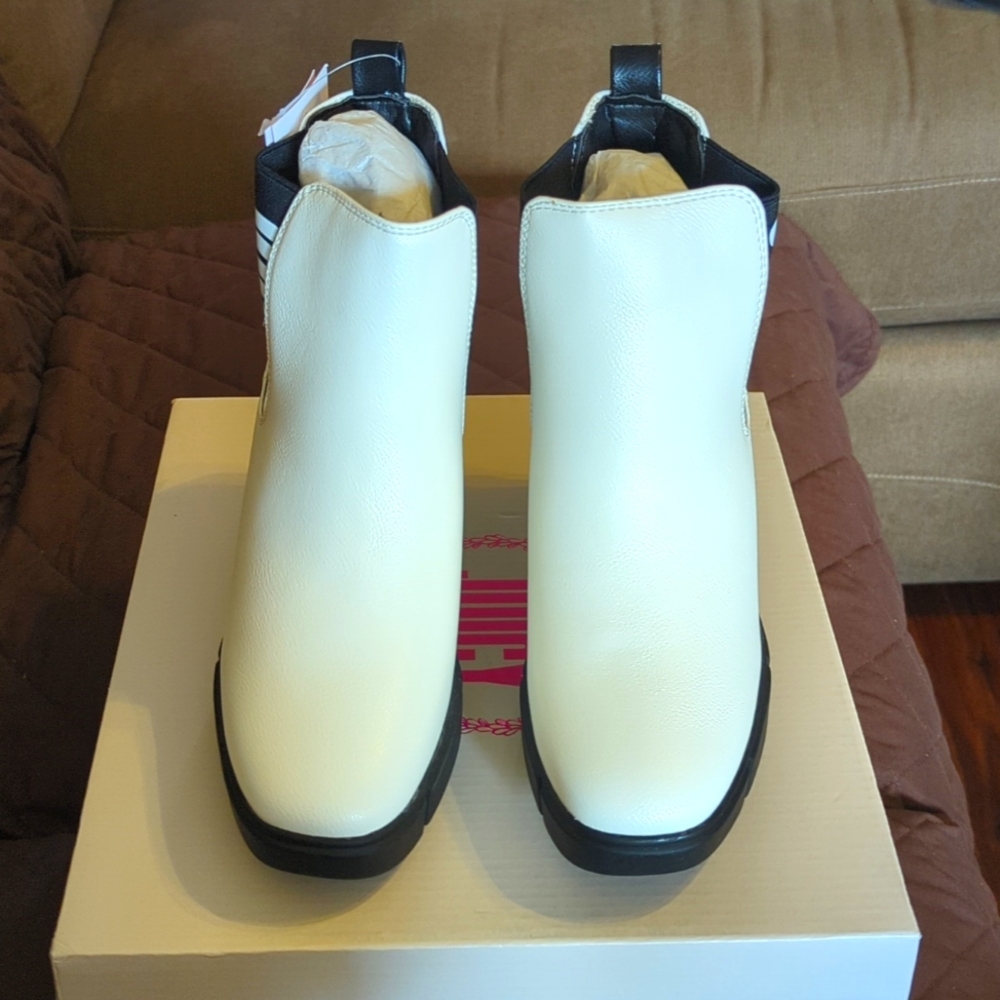 NWT Juicy By Juicy Couture Women's Prisha Block Heel Chelsea Boots Size 8 and 11